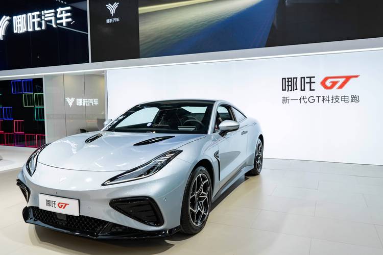 广州209哪吒汽车在智能汽车领域的表现，领途汽车在新能源汽车市场中的影响力